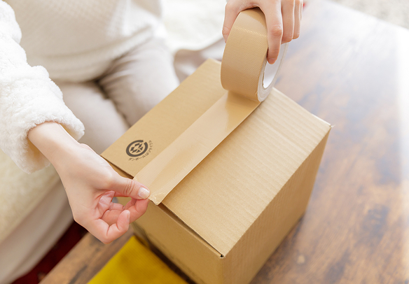 段ボールに荷物をつめる