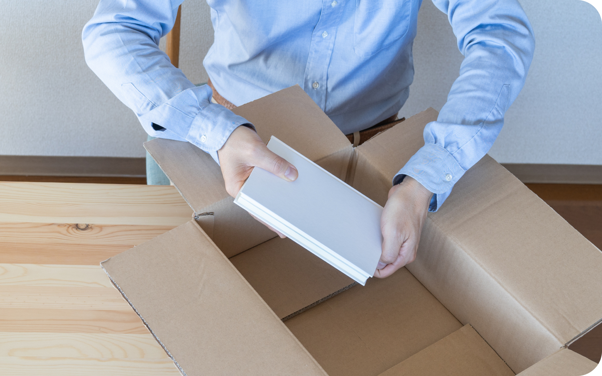 段ボールに荷物を詰めている様子